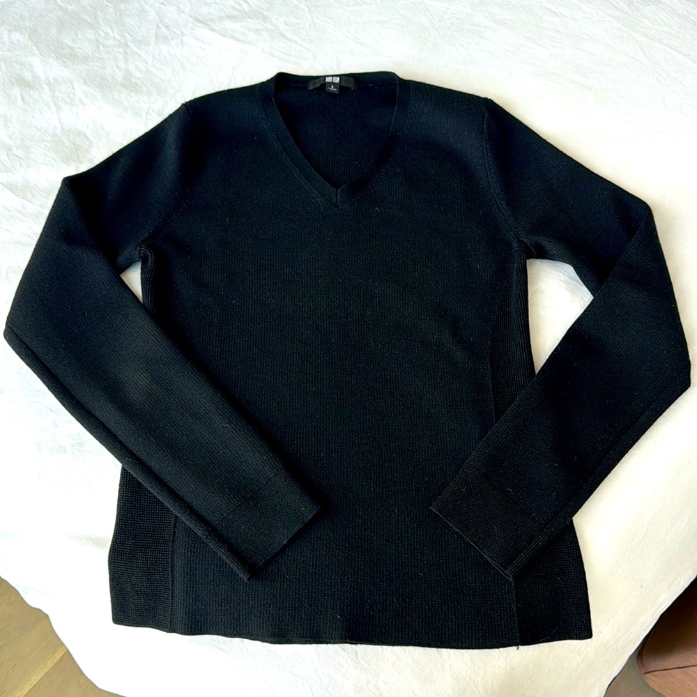 Uniqlo Black Stretch Sweater V Neck